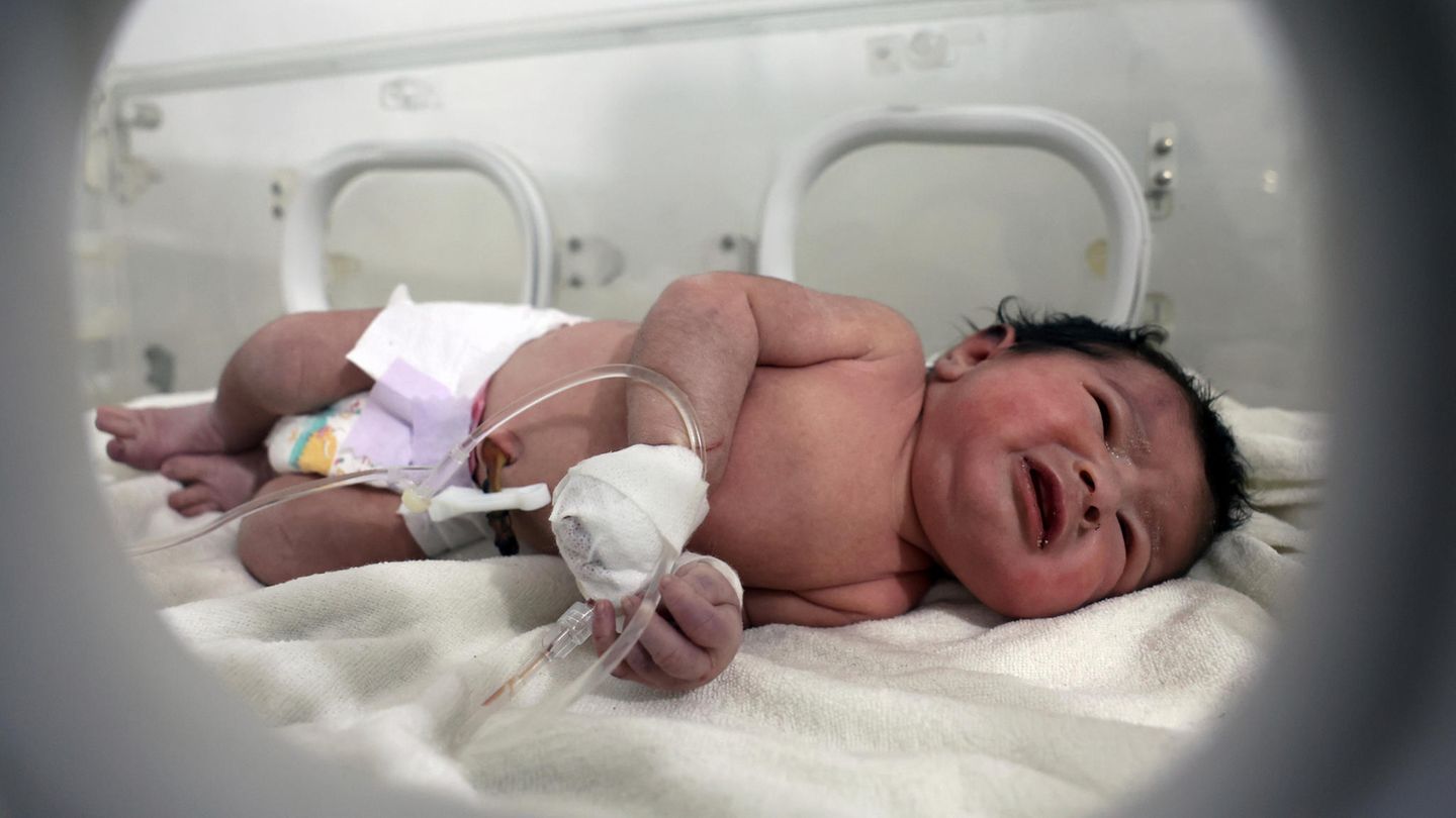 Bild-des-Tages-Neugeborenes-Baby-wurde-aus-den-Erdbeben-Tr-mmern-gerettet