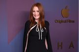 Für die Londoner Filmpremiere von „Sharper“, in dem Julianne Moore die Hauptrolle spielt, setzt sie sich mit einem schwarzen Cape-Dress mit Glitzerschleife gekonnt in Szene. Das schwarze Valentino Kleid ergänzt sie mit silbernen Accessoires. 