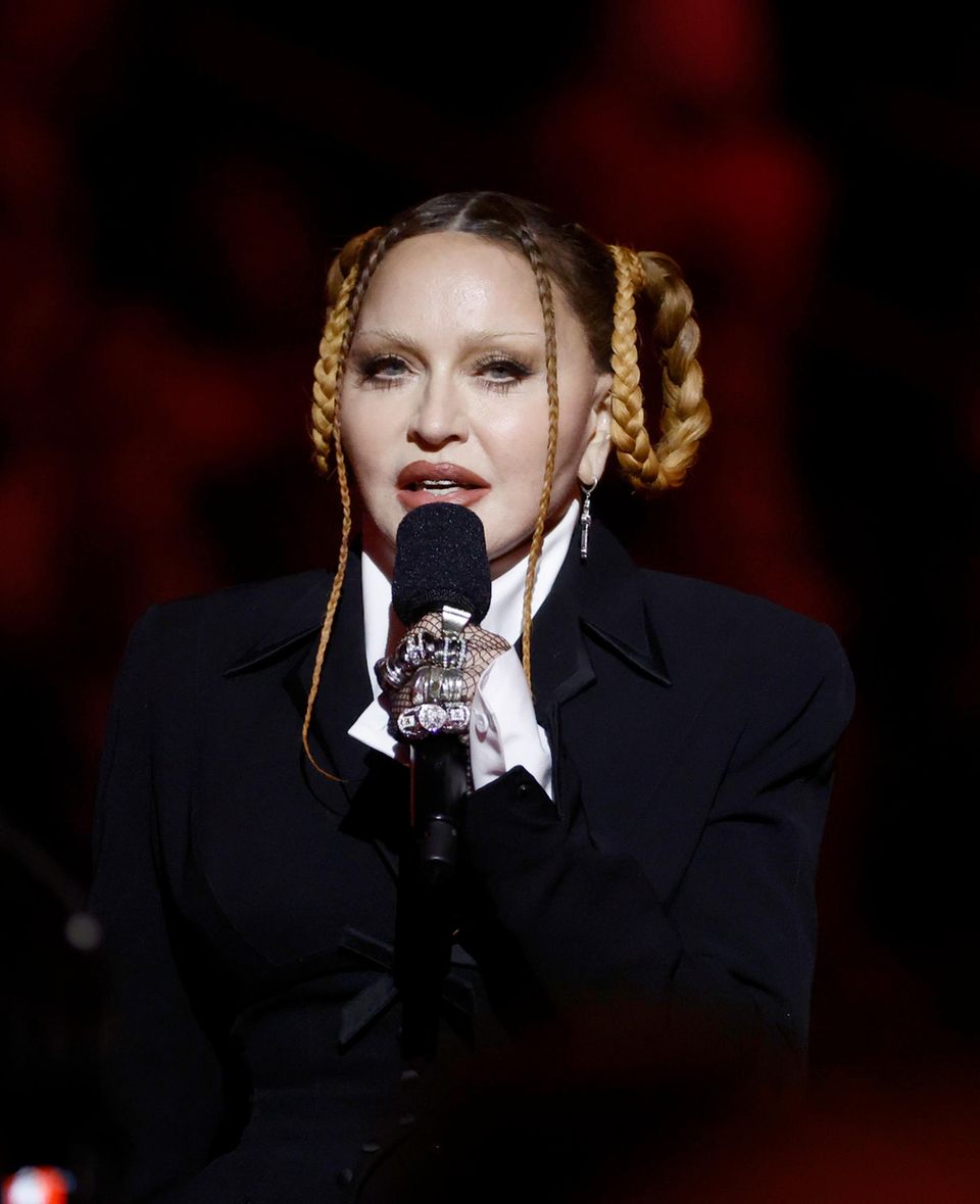 Mit sichtbar glatter Stirn und vollen Wangen zeigt sich Madonna bei den Grammys 2023.