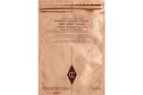 Der Valentinstag ist ein perfekter Tag für ein entspannendes Beauty-Treatment mit Wow-Effekt! Die Magic Facial Dry Sheet Mask versorgt die Haut mit Feuchtigkeit, macht sie sichtbar glatter und strahlender und reduziert das Erscheinungsbild von Falten. Sie enthält Vitaminen, Blütenextrakten, Peptiden und Ölen, die langsam in die Haut einziehen können und lange in der Haut bleiben. Für eine Extraportion Liebe an uns selbst. Charlotte Tilbury Magic Facial Dry Sheet Mask für 25 Euro