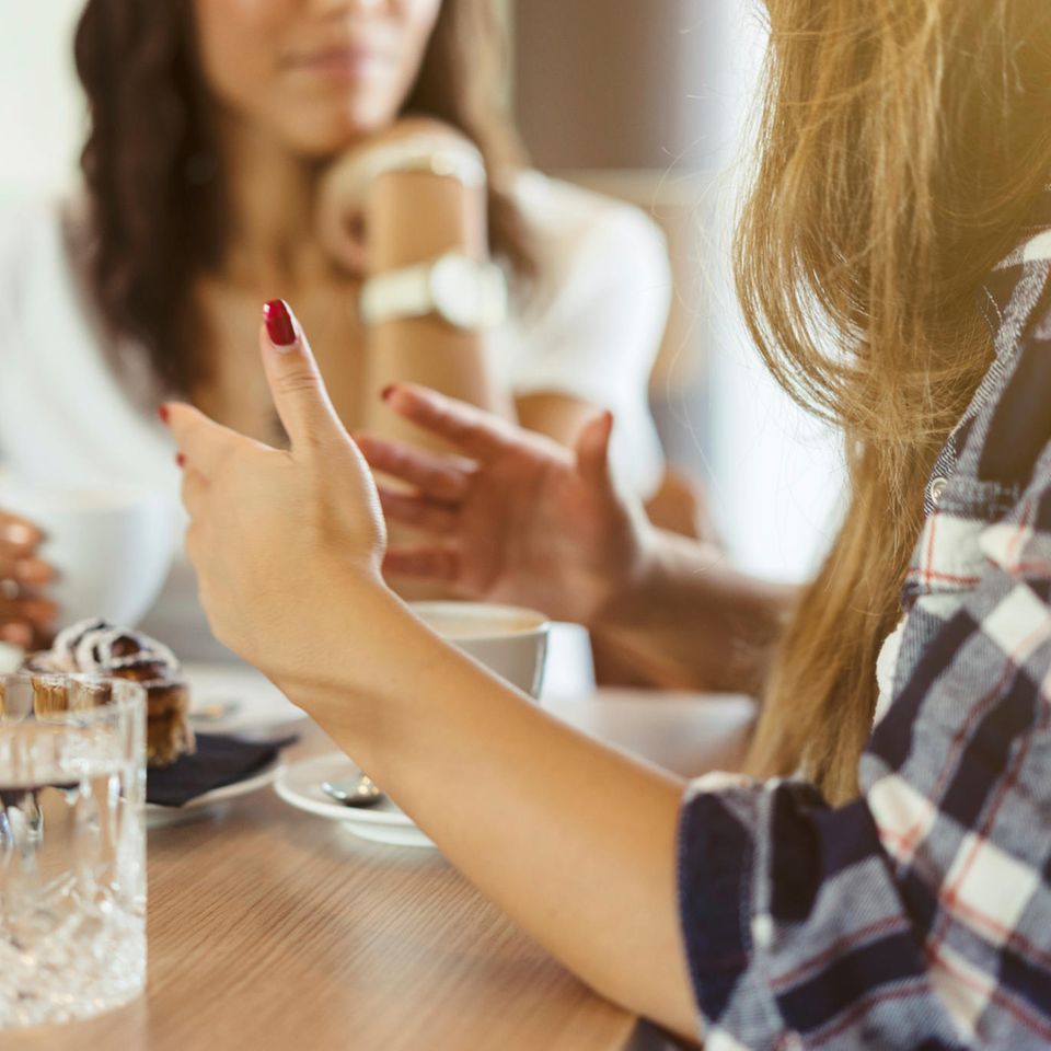 Zwei Frauen im Gespräch