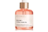 Mit dem "Squalance + Vitamin C Rose Oil" präsentiert Biossance eine aufhellende und straffende Feuchtigkeitspflege. Das Damastener Rosenblütenextrakt beruhigt und besänftigt die Haut. Von Biossance, kostet ca. 60 Euro.