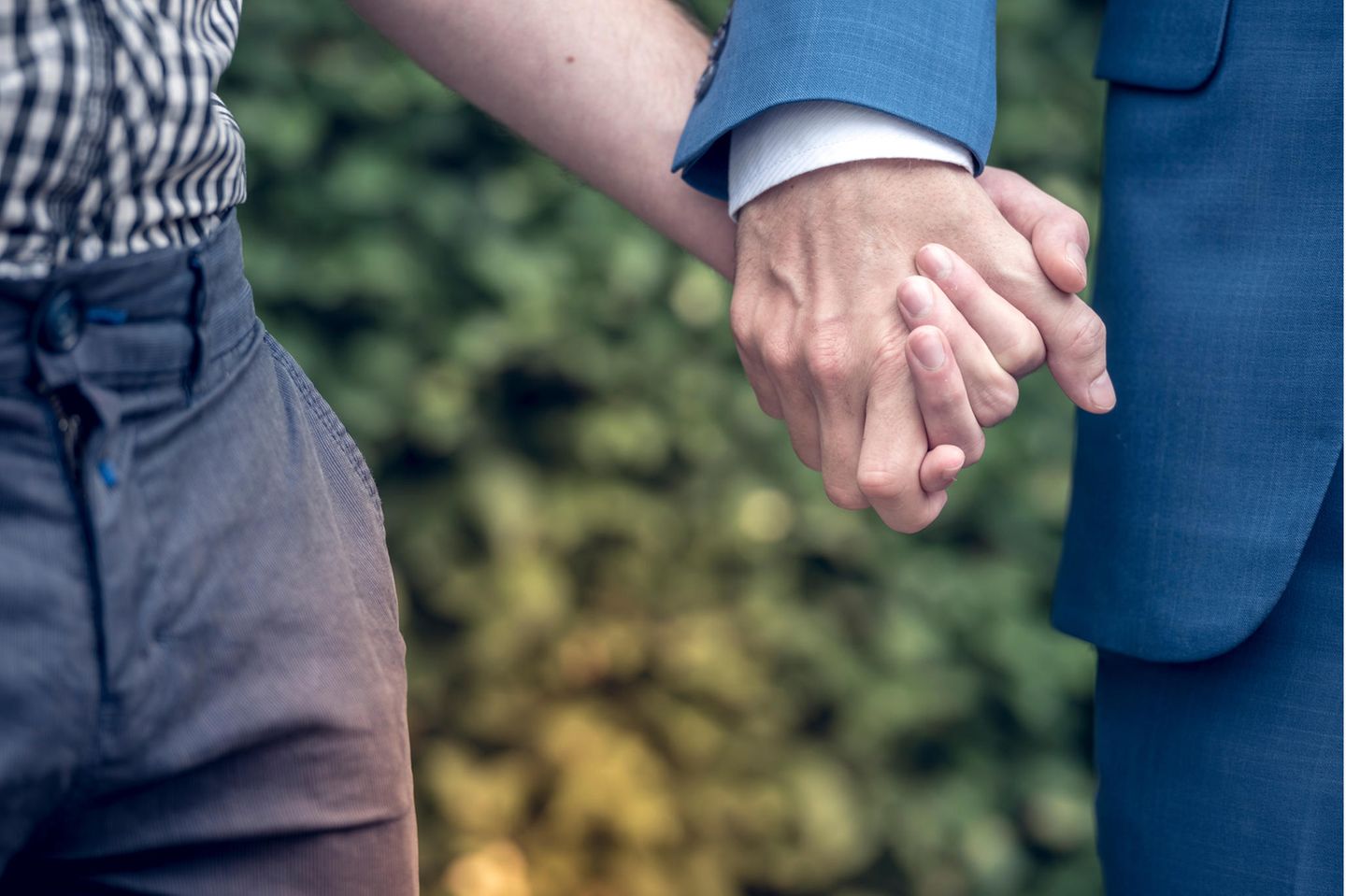 Outing in der Ehe: Zwei Männer halten Hände
