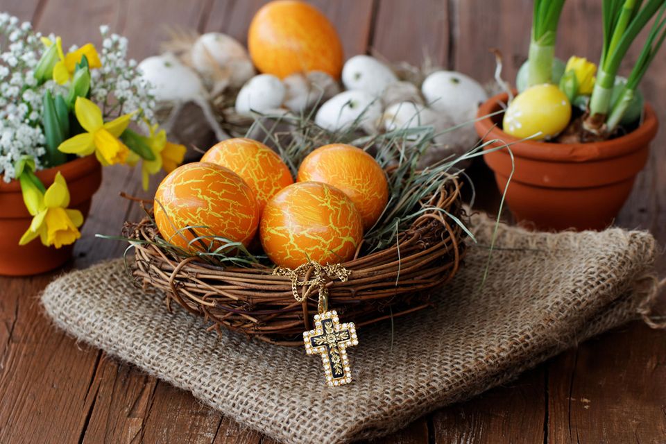 Ostergrüße: Osternest und Kette mit Kreuz