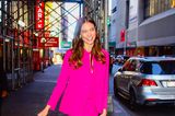 Auf dem Weg zu einer TV-Show strahlt Karlie Kloss in einem pinkfarbenen Outfit von Carolina Herrera. Da das Model mit dieser Knallfarbe genug Aufmerksamkeit erregt, trägt sie schlichte Accessoires zum Power-Suit. 