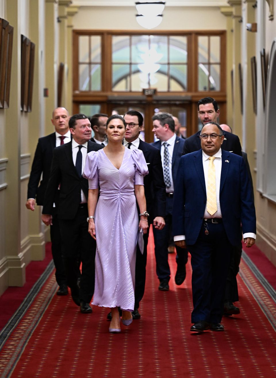 Prinzessin Victoria hat den skandinavischen Stil für ihren Besuch im Parlament in Wellington perfektioniert. So ist ihr dezenter Look selbstbewusst, feminin und modern zugleich. Ihr zarter Fliedertraum besticht durch Puffärmel, die fließende Passform und die unkonventionelle Raffung am Bauch. 
