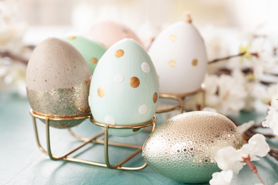Eier färben: Bunte Ostereier in einem Eierbecher