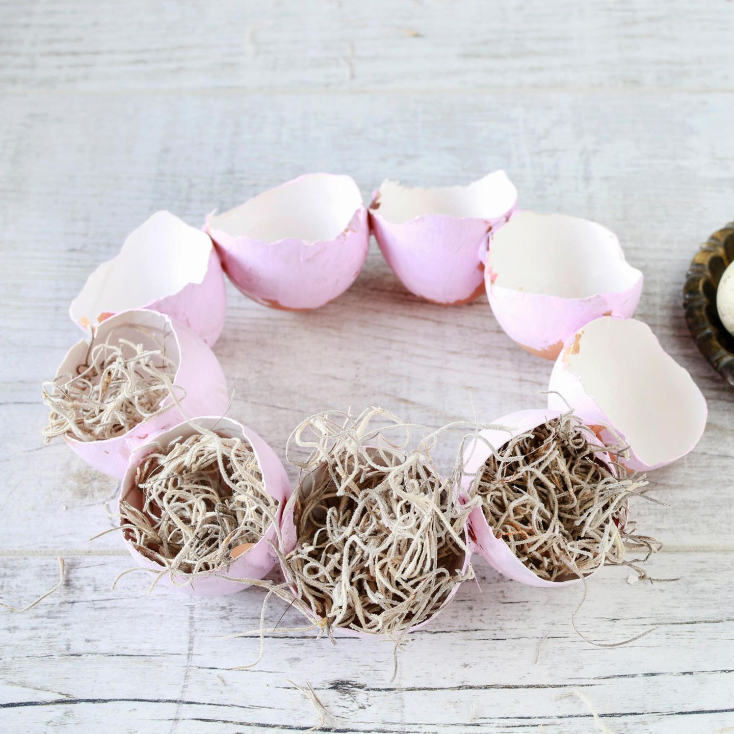 Osterkranz basteln: Kranz aus Eierschalen mit Moos dekoriert