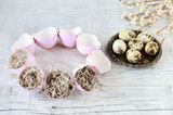Osterkranz basteln: Kranz aus Eierschalen mit Moos dekoriert