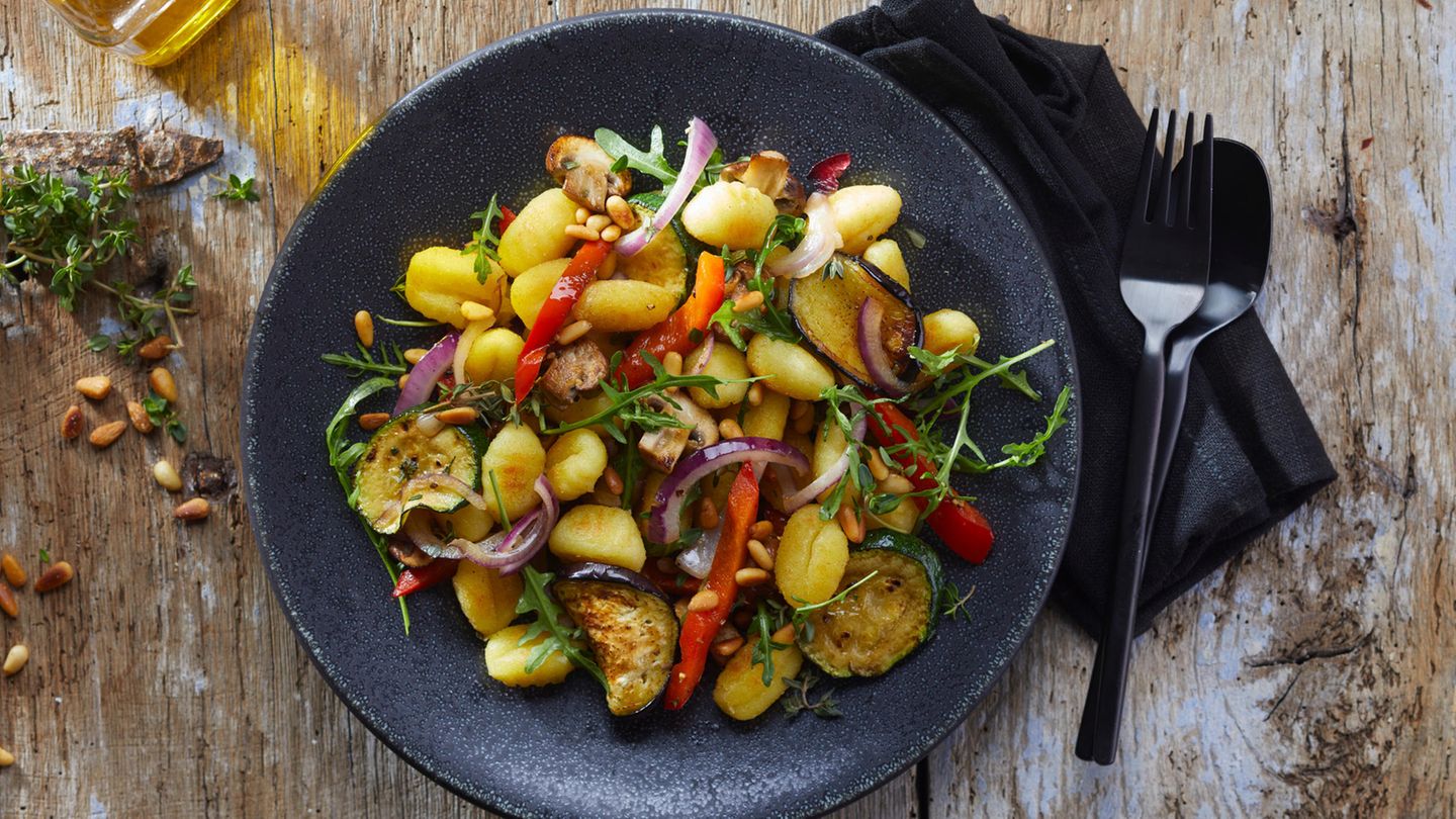 Rezept-Tipp: Mediterraner Gnocchi-Salat mit Genussgarantie | BRIGITTE.de
