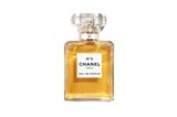Schon Tausende Male gesehen und gerochen, ist klar! Was wir an dem CHANEL N°5  aber so spannend finden: dass er immer und überall anders riecht. Je nach Person, je nach Umgebung. Und genau das macht ihn so faszinierend und zu einem Must-have! No 5 von Chanel für 75 Euro