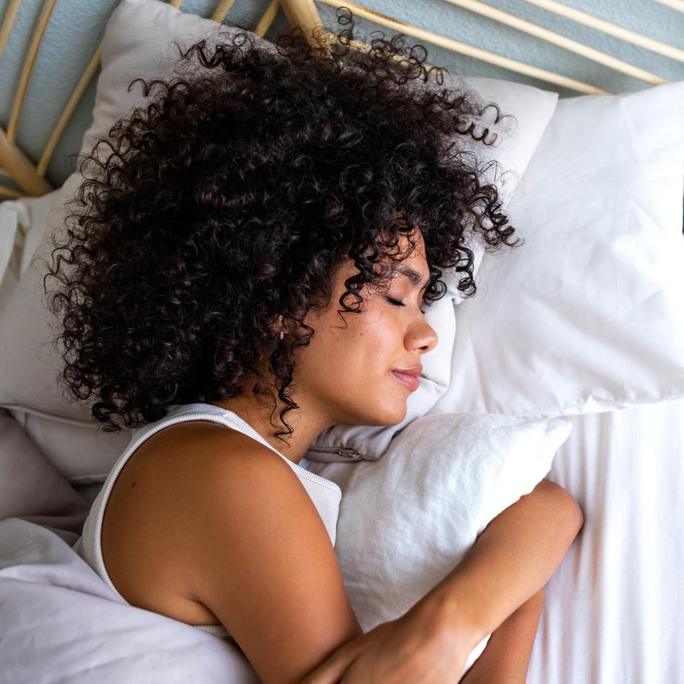 Team-Talk: Eine junge Frau liegt im Bett