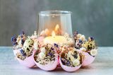 Osterkranz basteln: Kranz aus Eierschalen und eine Kerze in der Mitte