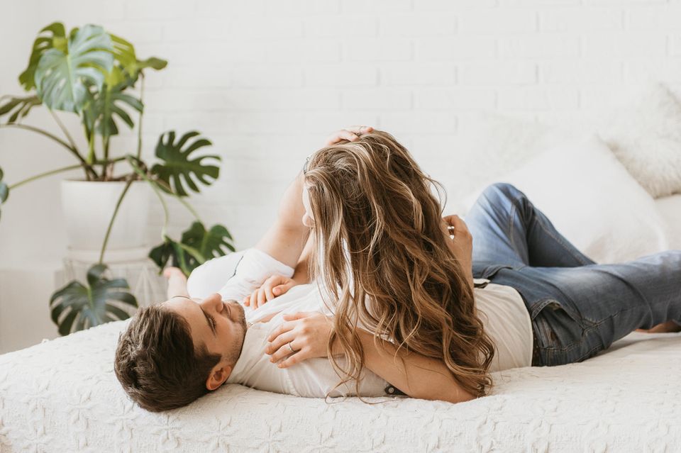 Unerfüllte Sexualität in der Beziehung: Mann und Frau in einem Bett