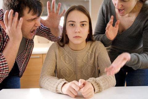3, traurige Gedanken, die du hast, wenn du von toxischen Eltern erzogen wurdest