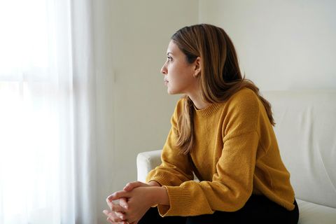Traurige Frau: 5 Gründe, warum du gerade besonders emotional bist
