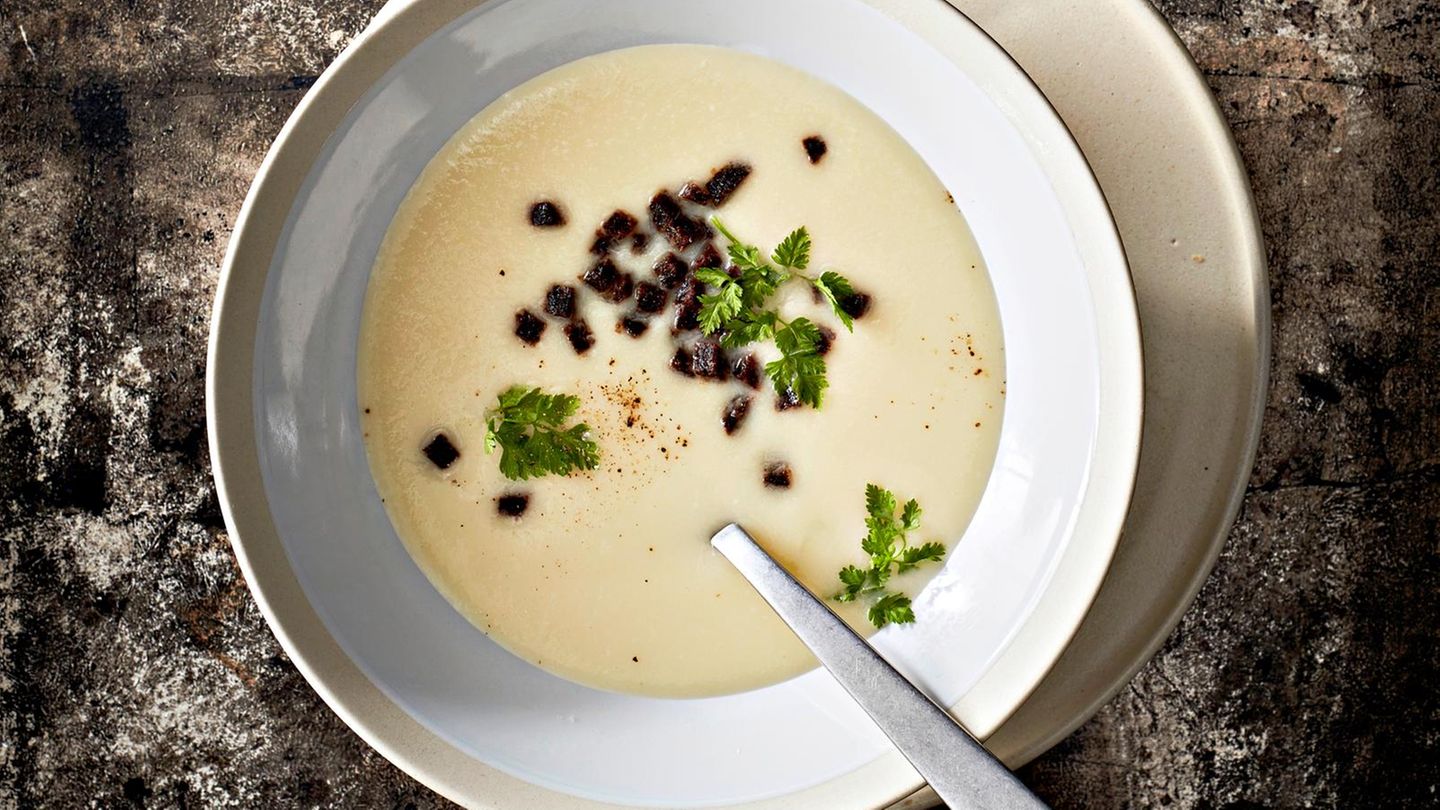 Pastinaken-Suppe mit Pumpernickel | BRIGITTE.de