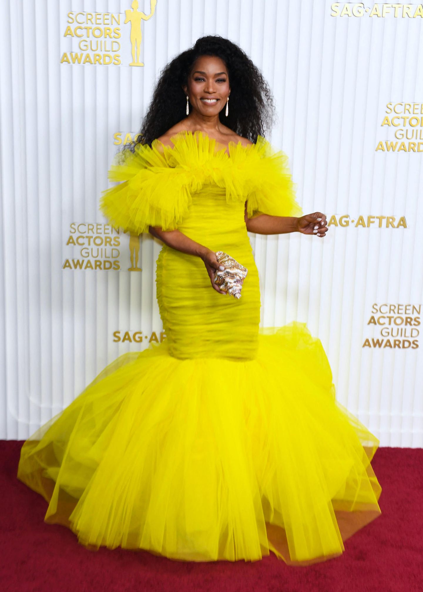 Angela Bassett hat sich für einen dramatisch schönen Tülltraum von Giambattista Valli entschieden, dazu funkelt Schmuck von De Beers.