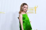 Bei den 29. Screen Actors Guild Awards im Fairmont Century Plaza in Los Angeles verzaubert Amanda Seyfried die Gäste und Fotograf:innen am Red Carpet mit einem queitschgrünen Mini-Dress samt Schleppe von Prada.