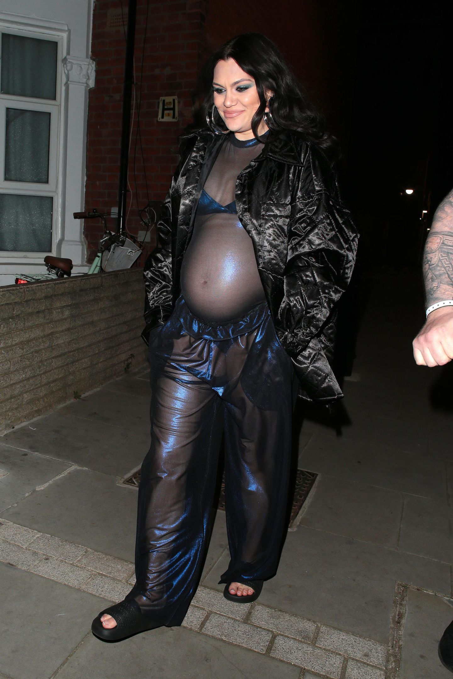 Jessie J überrascht gerne mit außergewöhnlichen Looks, doch mit diesem futuristischen Schwangerschaftsoutfit hat niemand gerechnet: Auf den Londoner Straßen überrascht Jessie J mit einem blauen Space-Look. Der Zweiteiler ist transparent und zeigt, dass sie einen passenden blauen Metallic-Bikini trägt.