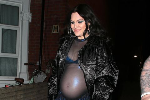Jessie J überrascht gerne mit außergewöhnlichen Looks, doch mit diesem futuristischen Schwangerschaftsoutfit hat niemand gerechnet: Auf den Londoner Straßen überrascht Jessie J mit einem blauen Space-Look. Der Zweiteiler ist transparent und zeigt, dass sie einen passenden blauen Metallic-Bikini trägt.