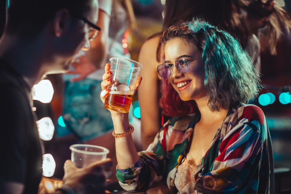 Eine Frau und ein Mann im Gespräch in einer Bar