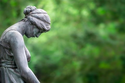 Trauernde trösten: Statue einer trauernden Frau