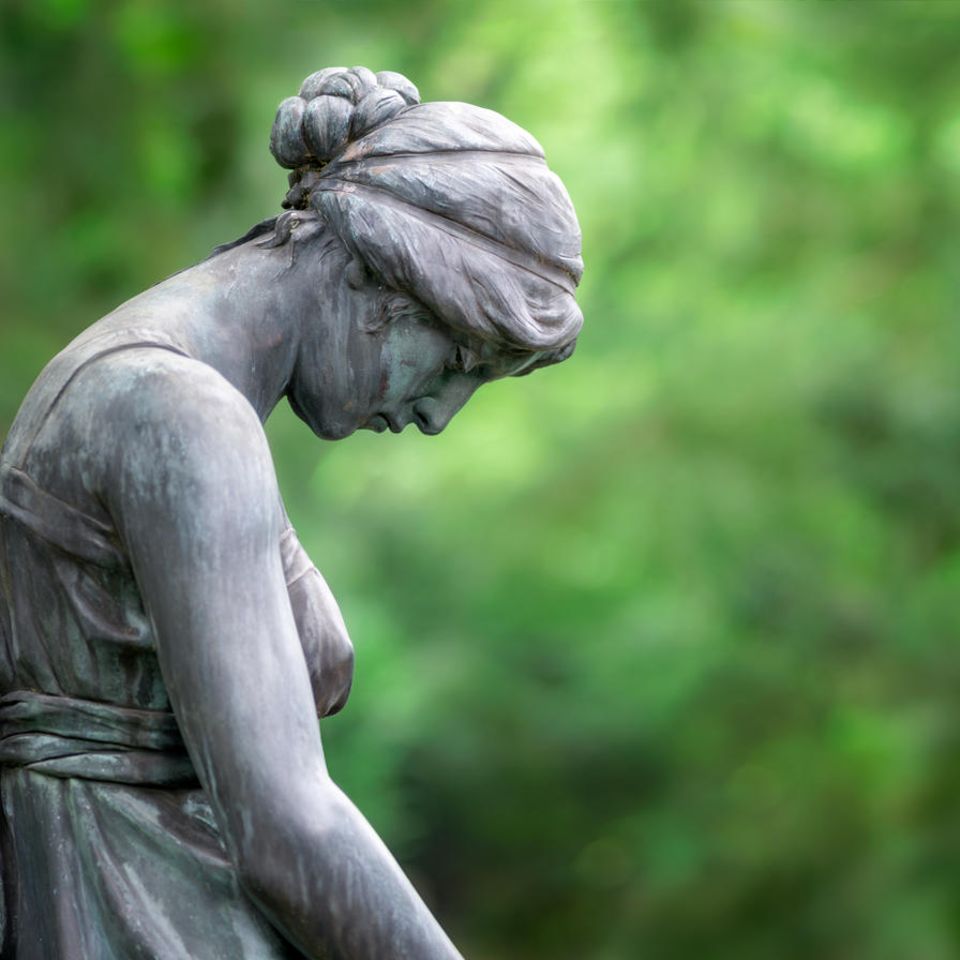 Trauernde trösten: Statue einer trauernden Frau
