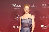 Hunter Schafer erscheint mit einem neuem Haarstyle bei den Costume Designers Guild Awards. Mit der kupferfarbenen Haarfarbe und dem transparenten Prada-Kleid ist die Schauspielerin wieder einmal die Trendsetterin auf dem roten Teppich.