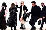 Wenn Hollywoodstar Charlize Theron kommt, rennen die Fotograf:innen, um das beste Foto zu schießen. Sie bleibt auf dem Weg zu ihrem Platz in der Front Row von Dior ganz entspannt.