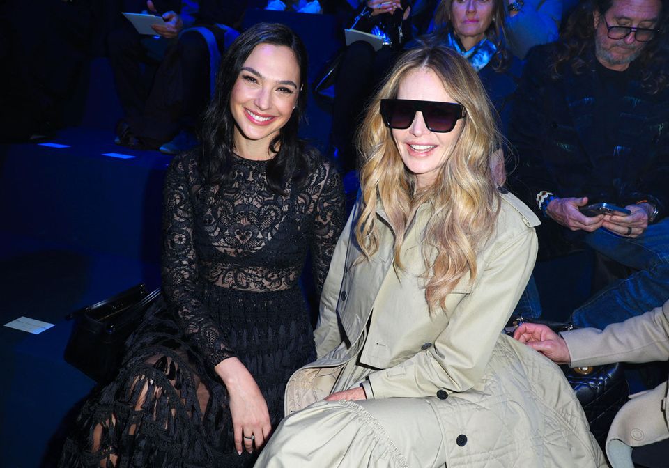 Fashion-Freu(n)de: "Wonder Woman"-Star Gal Gadot und Supermodel Elle Macpherson freuen sich in der Front Row gemeinsam auf die neue Herbst/Winter-Kollektion von Dior.