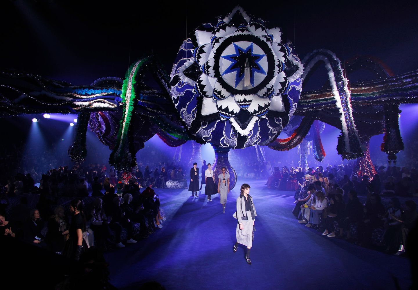 Die Dekoration über dem Laufsteg der Dior-Show ist nicht nur fantasie-, sondern in erster Linie unglaublich eindrucksvoll.