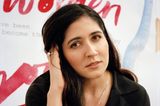 Zum Weltfrauentag haben sich & Other Stories und die irisch-indische Dichterin Nikita Gill zusammengetan. Die Texte der jungen Schriftstellerin werden von rund 600.000 Instagram-Follower:Innen gefeiert. Für die Weltfrauentag-Kampagne veröffentlicht die Insta-Poetin ein exklusives Gedicht mit dem Titel "A Sacred Story" auf dem Profil von & Other Stories, welches ein Gespräch über Frauen von heute anregen soll. Doch & Other Stories steuert nicht nur lyrisch einen Mehrwert zum Weltfrauentag bei: Unter dem Beitrag des Gedichtes wird die Community aufgefordert, ihre Antworten auf die Frage "Was bedeutet der internationale Frauentag für dich" zu teilen. Für jede Antwort spendet die Brand einen Euro an Care, eine Organisation die besonderen Schwerpunkt auf die Arbeit mit armen Mädchen und Frauen legt. Fleißig kommentieren kann man vom 8. bis 14. März 2023.
