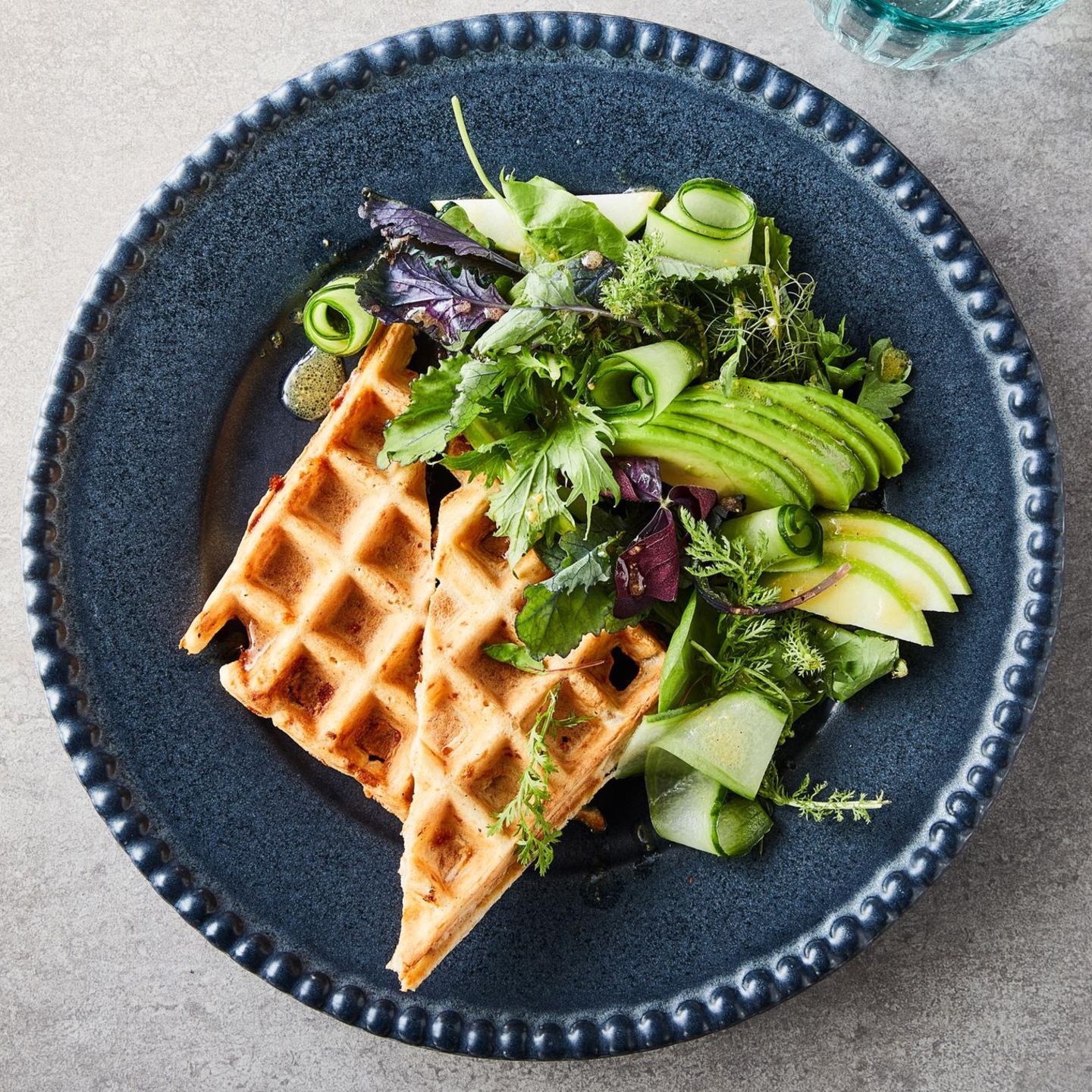 Herzhafte Zimt-Waffeln mit Salat