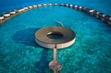The Ritz-Carlton Maldives: Ein Aufenthalt in einer der Villas mit privatem Infinity-Pools lädt ein, die Magie des Insellebens zu erleben. Das luxuriöse Wohlfühlangebot umfasst Saunen, Behandlungsräume, einen Friseursalon und vieles mehr. 