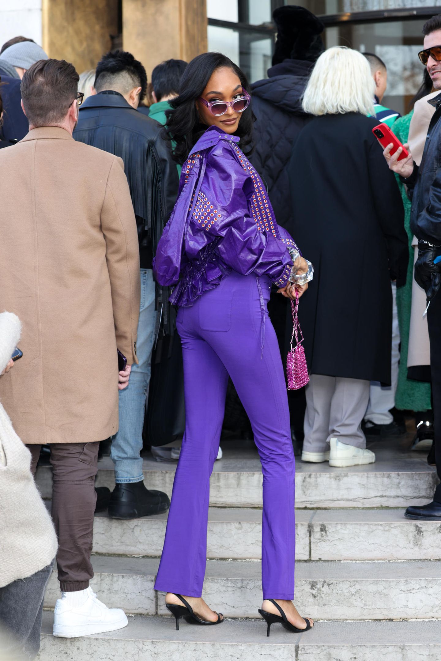 Sie hat den Fashion-Durchblick. Jourdan Dunn erscheint zur Show von Pacco Rabanne am dritten Tag der Pariser Fashion Week in einem lilafarbenen Ensemble aus Lederjacke, Jeans und Sonnenbrille. Kleine Heels in Schwarz und eine pinkfarbene Perlentasche runden den Girly-Look ab.