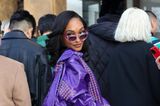 Sie hat den Fashion-Durchblick. Jourdan Dunn erscheint zur Show von Pacco Rabanne am dritten Tag der Pariser Fashion Week in einem lilafarbenen Ensemble aus Lederjacke, Jeans und Sonnenbrille. Kleine Heels in Schwarz und eine pinkfarbene Perlentasche runden den Girly-Look ab.