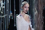 Bloggerin Leonie Hanne erinnert bei der Fashionshow von Acne Studios an eine Elfe im verwunschenen Wald. Dunkelrote Lippen zum zarten weißen Strickzweiteiler sorgen für einen wahren Hingucker. 