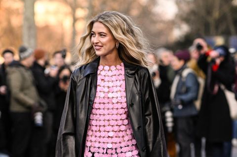 Sie darf bei keiner Fashion Week fehlen: Emili Sindlev. Die modebegeisterte Dänin ist bekannt für ihre knalligen und lässigen Outfits und zieht damit auch in Paris alle Blicke auf sich. Für diese Saison setzt sie auf rosa Pailletten zum langen Ledermantel und Lackboots.