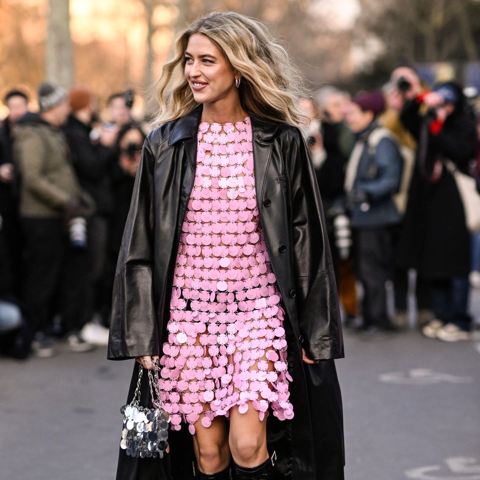 Sie darf bei keiner Fashion Week fehlen: Emili Sindlev. Die modebegeisterte Dänin ist bekannt für ihre knalligen und lässigen Outfits und zieht damit auch in Paris alle Blicke auf sich. Für diese Saison setzt sie auf rosa Pailletten zum langen Ledermantel und Lackboots.