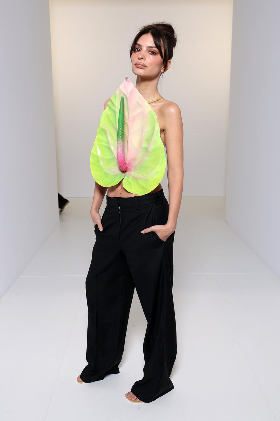 Sie nimmt kein Blatt vor den Mund, aber eins vor ihre Brust. Zur Loewe-Show in Paris wählt Model Emily Ratajkowski ein Statement-Top der anderen Art. 
