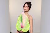 Sie nimmt kein Blatt vor den Mund, aber eins vor ihre Brust. Zur Loewe-Show in Paris wählt Model Emily Ratajkowski ein Statement-Top der anderen Art. 