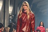 Auf Instagram freut sich das deutsche Model: "Ich durfte letzte Nacht für einen meiner liebsten Designer laufen!". In Overknees und Lederkleid macht Julia Stegner definitiv eine gute Figur. 