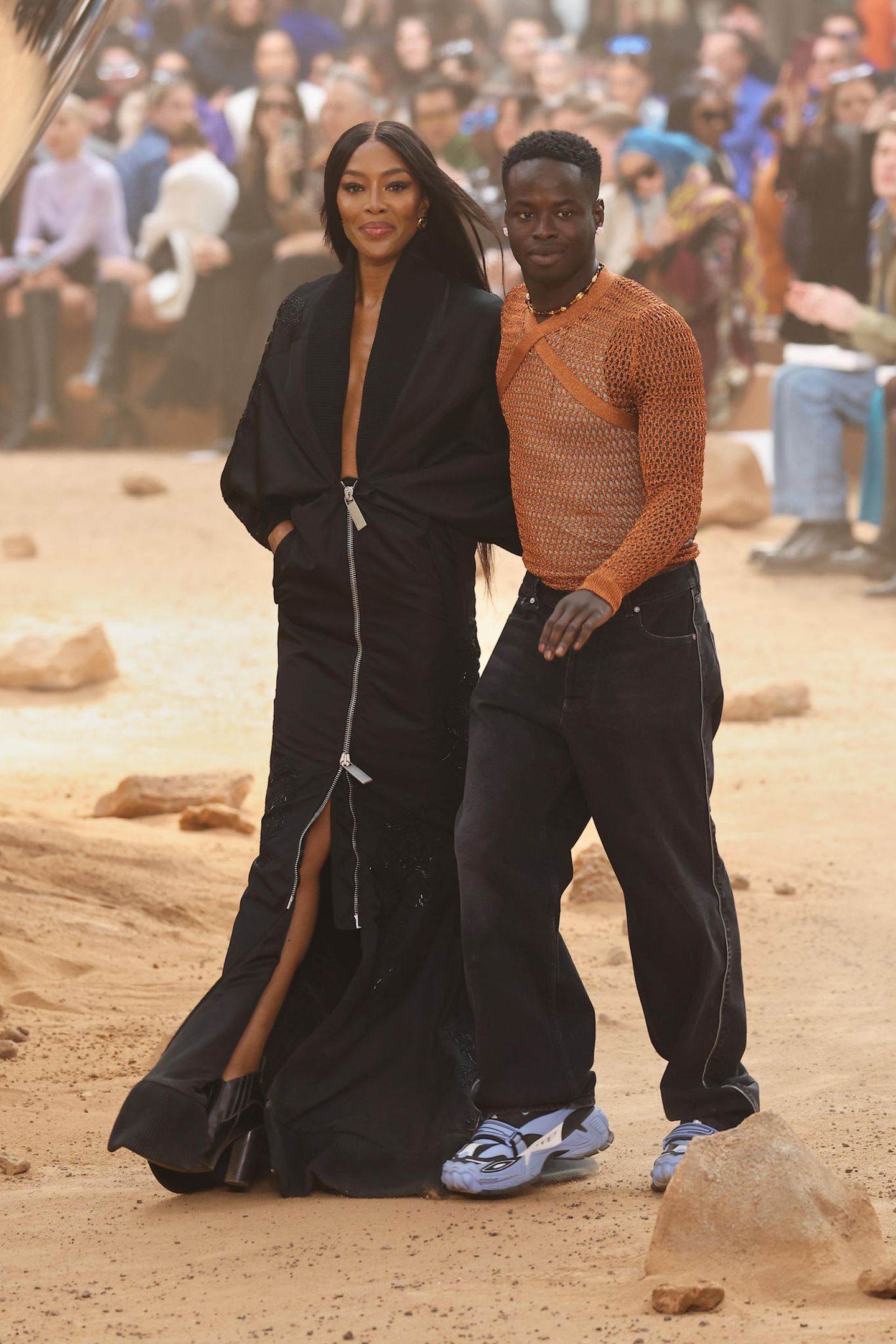 Model Naomi Campbell und Designer Ibrahim Kamara laufen gemeinsam über den futuristischen und wüstenähnlichen Catwalk. 