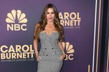 Bei dem NBC-Birthday Special trägt Sofia Vergara ein Kleid von David Koma. Zu dem schulterfreien Retro-Dress kombiniert sie glitzernde Plateau-High-Heels.