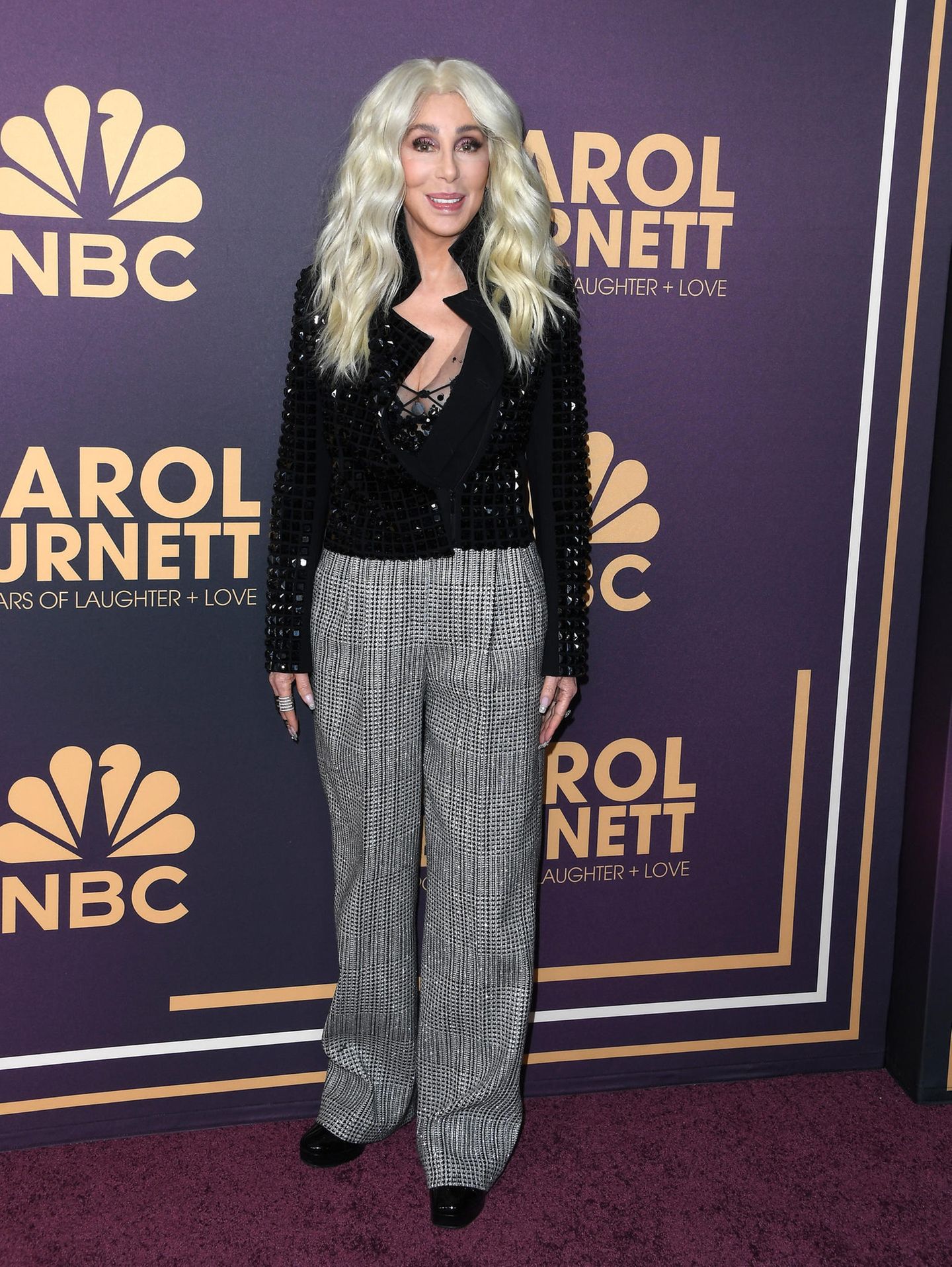 Bei der NBC Geburtstagsshow überrascht Cher mit einem neuen Haarstyling. Zu den platinblonden Haaren trägt sie eine glitzernde Jacke und eine karierte Hose. 