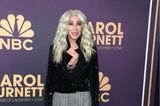 Bei der NBC Geburtstagsshow überrascht Cher mit einem neuen Haarstyling. Zu den platinblonden Haaren trägt sie eine glitzernde Jacke und eine karierte Hose. 