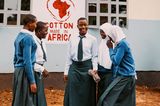 Zum Weltfrauentag launcht Comma in Kooperation mit "Cotton Made in Africa" eine nachhaltige T-Shirt-Kollektion. Die Designs umfassen die Themen "Togetherness", "Independence", "Feminist" und "Empowerment". Die Kampagne fördert zwei Projekte in Afrika: "Benin" ermöglicht Frauen im Baumwollanbau, eine weitere Einkommensquelle durch die Verarbeitung und den Verkauf von Sheabutter. Das zweite Projekt "Tansania" unterstützt den Bau von Frauen-Hostels, die durch eine zentrale Lage, den Mädchen einen sicheren Weg zur Schule ermöglichen.