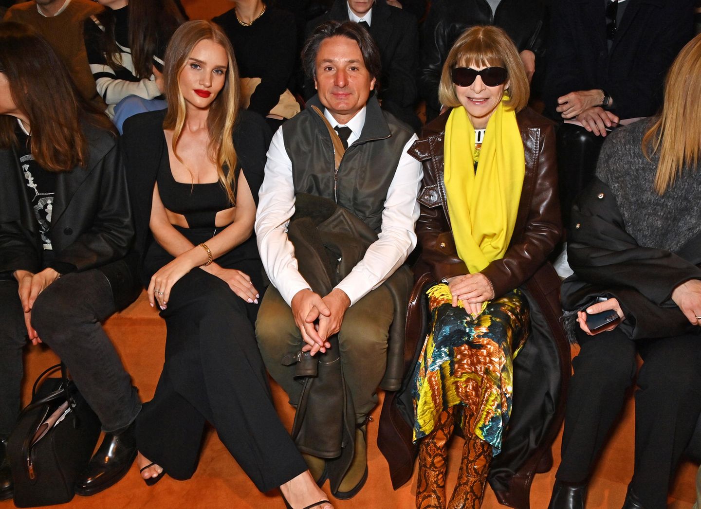 Hochkarätige Frontrow bei der Vorstellung der Herbst- und Winterkollektion 2023/2024 von Hermès: Rosie Huntington-Whiteley, Axel Dumas und Anna Wintour (v.l.) haben es sich in der ersten Reihe gemütlich gemacht. 