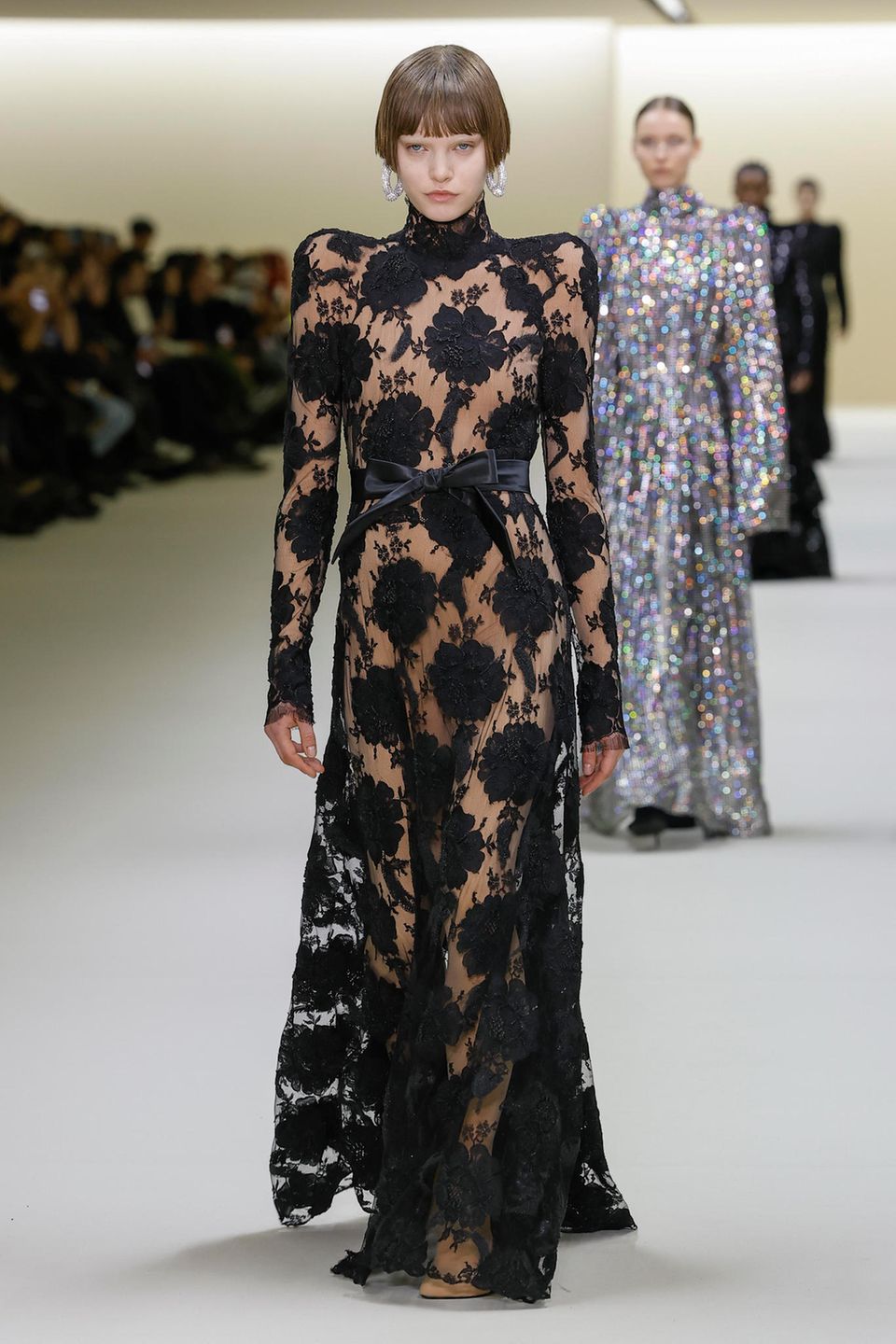 Opulente Eleganz, welche die Trägerin in den Mittelpunkt drängt, jedoch ohne zu aufdringlich zu wirken: Mit den langen Roben trifft Balenciaga genau ins Schwarze. 